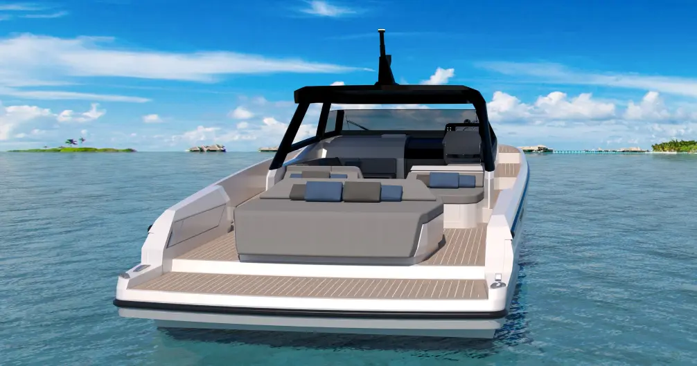 İtalyan çizgisi, denizde özgür duruş.